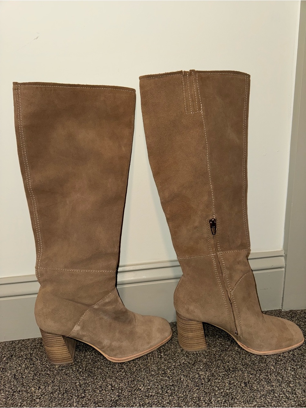 Women’s Knee-High Suede Block Heel Boots in Brown